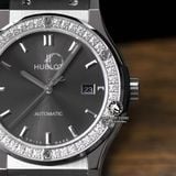 Đồng Hồ Hublot Classic Fusion 42mm Rep 1:1 Chế Tác Vỏ Bạc Niềng Bezel Đính 1 Hàng Đá Mặt Số Xám 542.NX.7071.LR