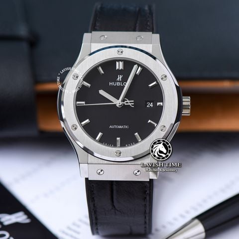 Đồng Hồ Hublot Classic Fusion 42mm Rep 1:1 Chế Tác Vỏ Bạc Titanium Mặt Số Đen Nâng Cấp Vòng Bi Bánh Đà Chính Hãng 542.NX.1171.LR