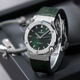 Đồng Hồ Hublot Classic Fusion 42mm Rep 1:1 Chế Tác Vỏ Bạc Niềng Bezel Đính 2 Hàng Đá Mặt Số Xanh Lá 542.NX.8970.LR