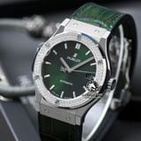 Đồng Hồ Hublot Classic Fusion 42mm Rep 1:1 Chế Tác Vỏ Bạc Niềng Bezel Đính 2 Hàng Đá Mặt Số Xanh Lá 542.NX.8970.LR