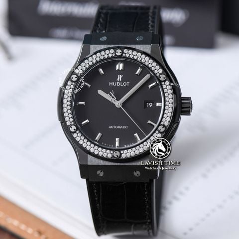 Đồng Hồ Hublot Classic Fusion 42mm Rep 1:1 Chế Tác Vỏ Đen Ceramic Niềng Bezel Đính Đá Mặt Số Đen Dây Da Cá Sấu 542.CM.1170.LR.1104