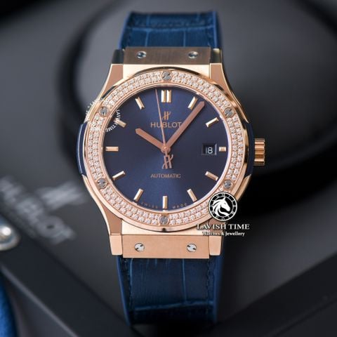 Đồng Hồ Hublot Classic Fusion 42mm Rep 1:1 Chế Tác Vỏ Vàng Hồng Niềng Bezel Đính 2 Hàng Đá Mặt Số Xanh Dương 542.OX.7180.LR