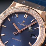 Đồng Hồ Hublot Classic Fusion 42mm Rep 1:1 Chế Tác Vỏ Vàng Hồng Niềng Bezel Đính 2 Hàng Đá Mặt Số Xanh Dương 542.OX.7180.LR