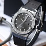 Đồng Hồ Hublot Classic Fusion 42mm Rep 1:1 Chế Tác Vỏ Bạc Niềng Đính Đá Mặt Số Xám Chải Tia 542.NX.7071.LR