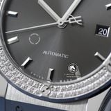 Đồng Hồ Hublot Classic Fusion 42mm Rep 1:1 Chế Tác Vỏ Bạc Niềng Đính Đá Mặt Số Xám Chải Tia 542.NX.7071.LR