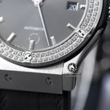Đồng Hồ Hublot Classic Fusion 42mm Rep 1:1 Chế Tác Vỏ Bạc Niềng Đính Đá Mặt Số Xám Chải Tia 542.NX.7071.LR