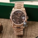 Đồng Hồ Rolex Day-Date 40mm 228235 Rep 1:1 Chế Tác Vỏ Vàng Hồng Mặt Nâu Chocolate Cọc Số La Mã Trọng Lượng 168 Gram Dây Kim Loại