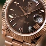 Đồng Hồ Rolex Day-Date 40mm 228235 Rep 1:1 Chế Tác Vỏ Vàng Hồng Mặt Nâu Chocolate Cọc Số La Mã Trọng Lượng 168 Gram Dây Kim Loại