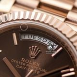 Đồng Hồ Rolex Day-Date 40mm 228235 Rep 1:1 Chế Tác Vỏ Vàng Hồng Mặt Nâu Chocolate Cọc Số La Mã Trọng Lượng 168 Gram Dây Kim Loại