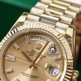 Đồng Hồ Rolex Day-Date 40mm 228238-0005 Rep 1:1 Chế Tác Vỏ Vàng Kim Mặt Vàng Kim Cọc Số Đính Đá Baguette Trọng Lượng 168 Gram Dây Kim Loại