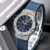 Đồng Hồ Hublot Classic Fusion 33mm Rep 1:1 Chế Tác Vỏ Bạc Đính Đá Pave Mặt Số Xanh Dương 581.NX.7170.LR