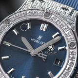 Đồng Hồ Hublot Classic Fusion 33mm Rep 1:1 Chế Tác Vỏ Bạc Đính Đá Pave Mặt Số Xanh Dương 581.NX.7170.LR