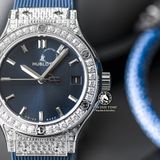 Đồng Hồ Hublot Classic Fusion 33mm Rep 1:1 Chế Tác Vỏ Bạc Đính Đá Pave Mặt Số Xanh Dương 581.NX.7170.LR