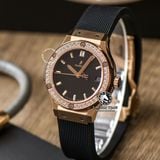 Đồng Hồ Hublot Classic Fusion 33mm Rep 1:1 Chế Tác Vỏ Vàng Hồng Niềng Đính Đá Mặt Số Đen 581.OX.1181.RX.1104