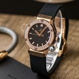 Đồng Hồ Hublot Classic Fusion 33mm Rep 1:1 Chế Tác Vỏ Vàng Hồng Niềng Đính Đá Mặt Số Đen 581.OX.1181.RX.1104