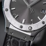 Đồng Hồ Hublot Classic Fusion 33mm Rep 1:1 Chế Tác Vỏ Bạc Mặt Số Xám Chải Tia 581.NX.7071.LR