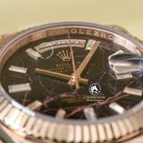 Đồng Hồ Rolex Day-Date 40mm 228235-0045 Rep 1:1 Cao Cấp Vỏ Vàng Hồng Mặt Thạch Anh Cọc Số Đính Đá Baguette Dây Kim Loại