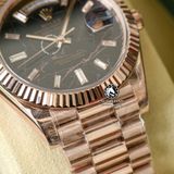 Đồng Hồ Rolex Day-Date 40mm 228235-0045 Rep 1:1 Cao Cấp Vỏ Vàng Hồng Mặt Thạch Anh Cọc Số Đính Đá Baguette Dây Kim Loại