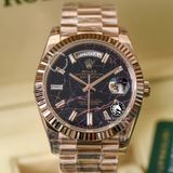 Đồng Hồ Rolex Day-Date 40mm 228235-0045 Rep 1:1 Cao Cấp Vỏ Vàng Hồng Mặt Thạch Anh Cọc Số Đính Đá Baguette Dây Kim Loại