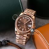 Đồng Hồ Rolex Day-Date 40mm 228235-003 Rep 1:1 Chế Tác Vỏ Vàng Hồng Mặt Nâu Chocolate Cọc Số Đính Đá Baguette Trọng Lượng 168 Gram Dây Kim Loại