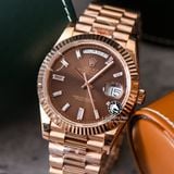 Đồng Hồ Rolex Day-Date 40mm 228235-003 Rep 1:1 Chế Tác Vỏ Vàng Hồng Mặt Nâu Chocolate Cọc Số Đính Đá Baguette Trọng Lượng 168 Gram Dây Kim Loại