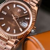 Đồng Hồ Rolex Day-Date 40mm 228235-003 Rep 1:1 Chế Tác Vỏ Vàng Hồng Mặt Nâu Chocolate Cọc Số Đính Đá Baguette Trọng Lượng 168 Gram Dây Kim Loại