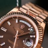 Đồng Hồ Rolex Day-Date 40mm 228235-003 Rep 1:1 Chế Tác Vỏ Vàng Hồng Mặt Nâu Chocolate Cọc Số Đính Đá Baguette Trọng Lượng 168 Gram Dây Kim Loại