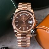 Đồng Hồ Rolex Day-Date 40mm 228235-003 Rep 1:1 Chế Tác Vỏ Vàng Hồng Mặt Nâu Chocolate Cọc Số Đính Đá Baguette Trọng Lượng 168 Gram Dây Kim Loại