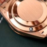 Đồng Hồ Rolex Day-Date 40mm 228235-003 Rep 1:1 Chế Tác Vỏ Vàng Hồng Mặt Nâu Chocolate Cọc Số Đính Đá Baguette Trọng Lượng 168 Gram Dây Kim Loại