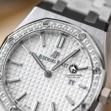 Đồng Hồ Audemars Piguet Royal Oak 67651ST.ZZ.1261ST.01 Rep 1:1 Chế Tác Vỏ Bạc Niềng Bezel Đính Đá Mặt Trắng Dây Kim Loại