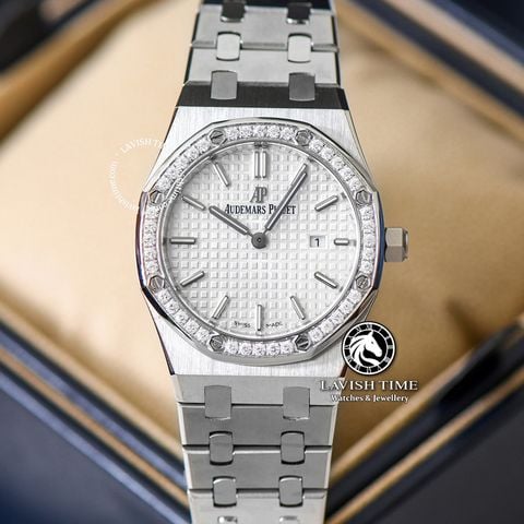 Đồng Hồ Audemars Piguet Royal Oak 67651ST.ZZ.1261ST.01 Rep 1:1 Chế Tác Vỏ Bạc Niềng Bezel Đính Đá Mặt Trắng Dây Kim Loại