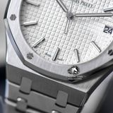 Đồng Hồ Audemars Piguet Royal Oak 15500ST.OO.1220ST.04 Rep 1:1 Chế Tác Vỏ Bạc Mặt Trắng Dây Kim Loại