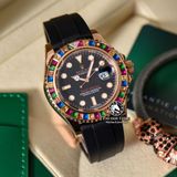 Đồng Hồ Rolex Yacht-Master 40mm 116695 SATS Rep 1:1 Chế Tác Vỏ Vàng Hồng Niềng Bezel Đính Đá Cầu Vồng Mặt Đen Dây Cao Su