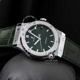 Đồng Hồ Hublot Classic Fusion 42mm Rep 1:1 Chế Tác Vỏ Bạc Titanium Mặt Số Xanh Lá Chải Tia Dây Cá Sấu 542.NX.8970.LR