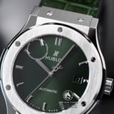 Đồng Hồ Hublot Classic Fusion 42mm Rep 1:1 Chế Tác Vỏ Bạc Titanium Mặt Số Xanh Lá Chải Tia Dây Cá Sấu 542.NX.8970.LR