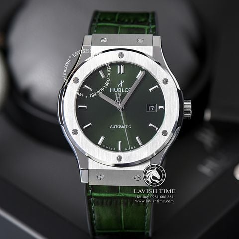 Đồng Hồ Hublot Classic Fusion 42mm Rep 1:1 Chế Tác Vỏ Bạc Titanium Mặt Số Xanh Lá Chải Tia Dây Cá Sấu 542.NX.8970.LR