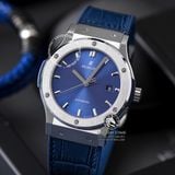 Đồng Hồ Hublot Classic Fusion 42mm Rep 1:1 Chế Tác Vỏ Bạc Titanium Mặt Số Xanh Dương Chải Tia Dây Cá Sấu 542.NX.7170.LR