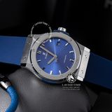 Đồng Hồ Hublot Classic Fusion 42mm Rep 1:1 Chế Tác Vỏ Bạc Titanium Mặt Số Xanh Dương Chải Tia Dây Cao Su Xanh 542.NX.7170.RX