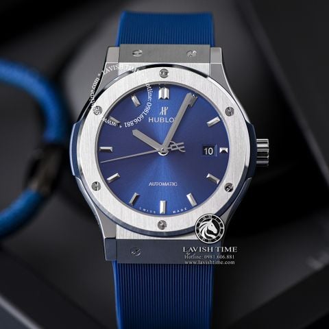 Đồng Hồ Hublot Classic Fusion 42mm Rep 1:1 Chế Tác Vỏ Bạc Titanium Mặt Số Xanh Dương Chải Tia Dây Cao Su Xanh 542.NX.7170.RX