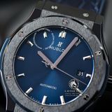 Đồng Hồ Hublot Classic Fusion 42mm Rep 1:1 Chế Tác Vỏ Đen Ceramic Mặt Số Xanh Dương Chải Tia Dây Da Cá Sấu 542.CM.7170.LR