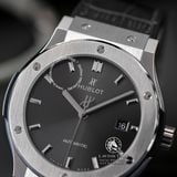 Đồng Hồ Hublot Classic Fusion 42mm Rep 1:1 Chế Tác Vỏ Bạc Titanium Mặt Số Xám Chải Tia Dây Cá Sấu 542.NX.7071.LR