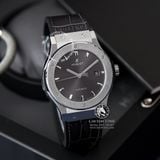 Đồng Hồ Hublot Classic Fusion 42mm Rep 1:1 Chế Tác Vỏ Bạc Titanium Mặt Số Xám Chải Tia Dây Cá Sấu 542.NX.7071.LR