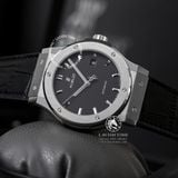 Đồng Hồ Hublot Classic Fusion 42mm Rep 1:1 Chế Tác Vỏ Bạc Titanium Mặt Số Đen Dây Cá Sấu 542.NX.1171.LR
