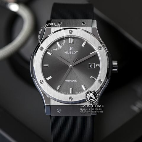 Đồng Hồ Hublot Classic Fusion 42mm Rep 1:1 Chế Tác Vỏ Bạc Titanium Mặt Số Xám Chải Tia Dây Cao Su Đen 542.NX.7071.RX