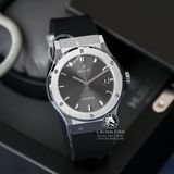 Đồng Hồ Hublot Classic Fusion 42mm Rep 1:1 Chế Tác Vỏ Bạc Titanium Mặt Số Xám Chải Tia Dây Cao Su Đen 542.NX.7071.RX