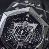 Đồng Hồ Hublot Big Bang Sang Bleu II 45mm Rep 1:1 Chế Tác Vỏ Đen Ceramic Mặt Đen Dây Cao Su 418.CX.1107.RX.MXM22