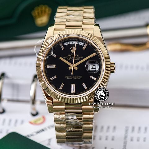 Đồng Hồ Rolex Day-Date 40mm 228238-004 Rep 1:1 Chế Tác Vỏ Bọc Vàng 18K Mặt Đen Cọc Số Đính Đá Baguette Dây Kim Loại