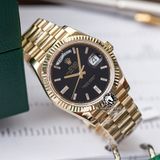 Đồng Hồ Rolex Day-Date 40mm 228238-004 Rep 1:1 Chế Tác Vỏ Bọc Vàng 18K Mặt Đen Cọc Số Đính Đá Baguette Dây Kim Loại
