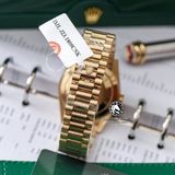 Đồng Hồ Rolex Day-Date 40mm 228238-004 Rep 1:1 Chế Tác Vỏ Bọc Vàng 18K Mặt Đen Cọc Số Đính Đá Baguette Dây Kim Loại