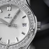 Đồng Hồ Hublot Classic Fusion 33mm Rep 1:1 Chế Tác Titanium Pavé Diamonds Mặt Số Trắng Dây Da